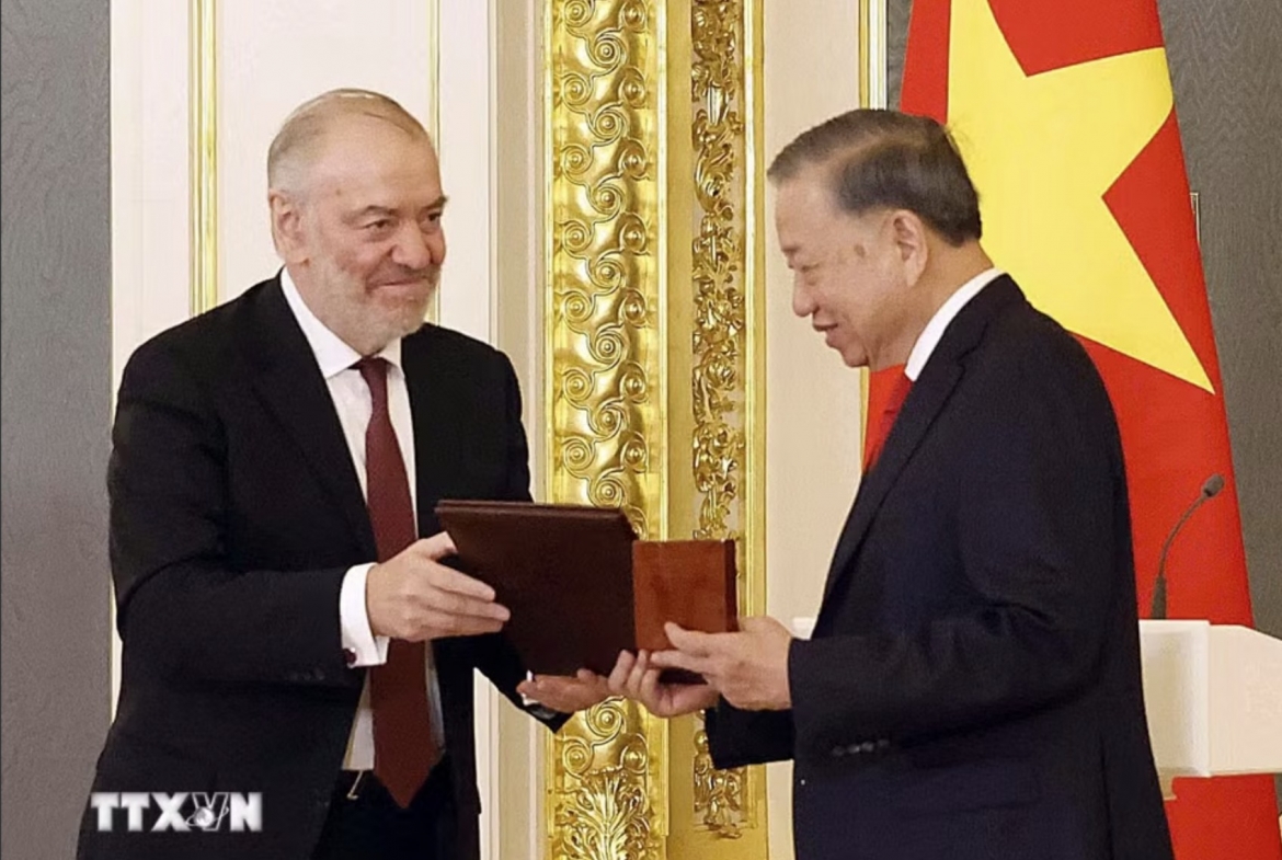 Chair of the Lev Tolstoy International Peace Prize Jury Council Valery Gergiev presents the 2026 award to Party General Secretary President To Lam
(Photo: VNA)
