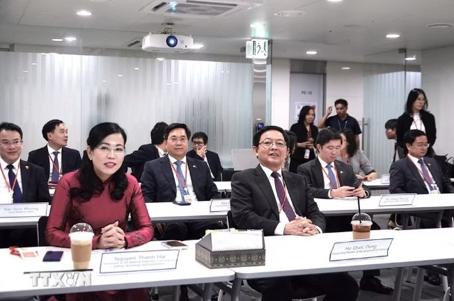 Deputy Prime Minister Ho Quoc Dung visits SK Group's Haein GPU Center in Seoul (Photo: VNA)