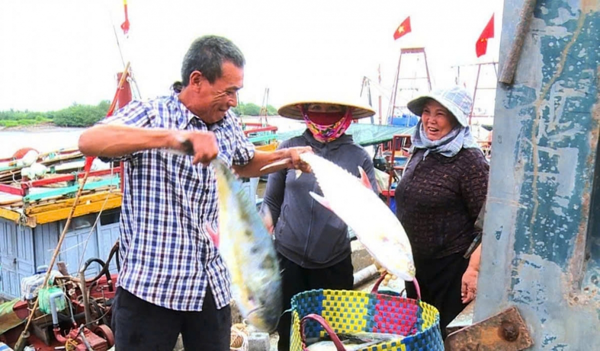 Fishermen in Nam Cuong commune, Hung Yen province, celebrate a big catch after returning from a fishing trip