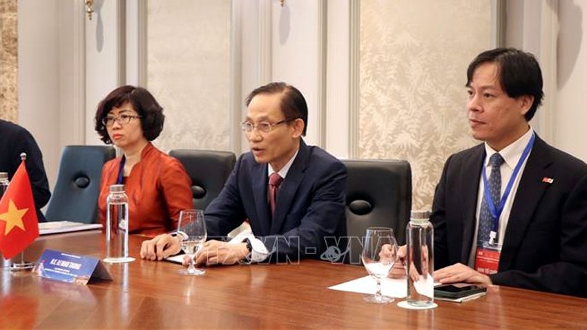 Vietnam and Japan seek stronger local cooperation in investment, technology transfer, human resources, innovation and green transition, during meetings in Hue on September 6, 2026 between Vietnamese Foreign Minister Le Hoai Trung and Shimo Hiroshi, special advisor to Wakayama Prefecture, and Yamashita Makoto, governor of Nara Prefecture, on the sidelines of the Vietnam-Japan Local Cooperation Forum. (Photo: VNA)