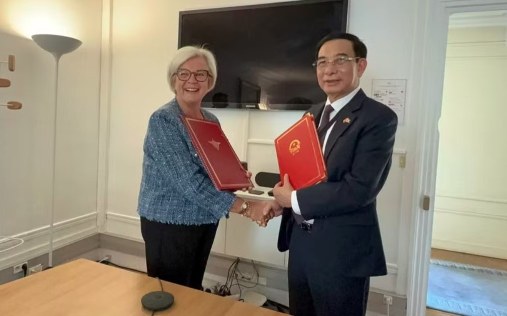 Vietnamese Deputy Prime Minister and Minister of National Defence General Phan Van Giang (right) and French Minister for the Armed Forces and Veterans Catherine Vautrin exchange an agreement on cooperation in UN peacekeeping operations between the Vietnamese Ministry of National Defence and the French Ministry for the Armed Forces and Veterans. (Photo published by VNA)