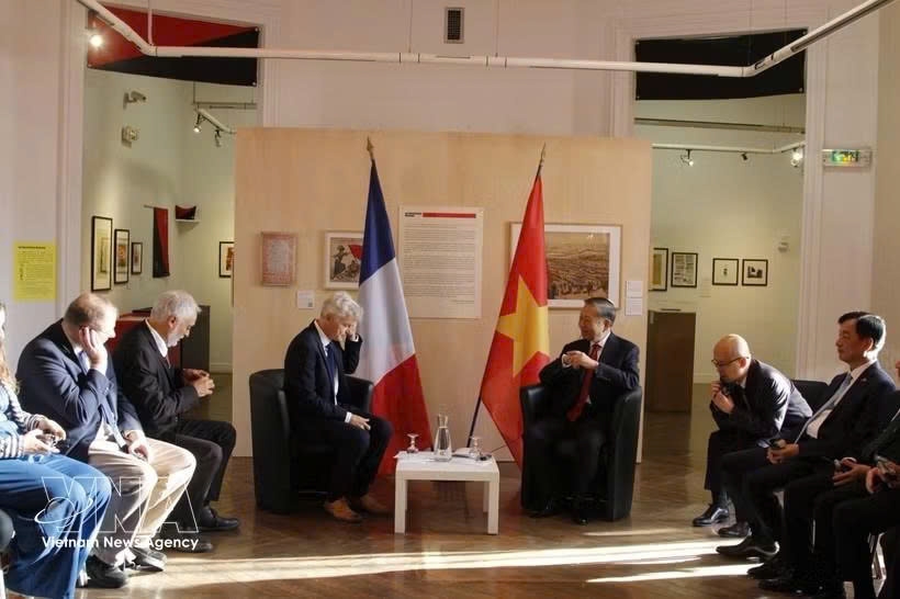 General Secretary of the Communist Party of Vietnam (CPV) Central Committee and President To Lam (right) meets with National Secretary of the French Communist Party (PCF) Fabien Roussel in Montreuil on September 10 (Photo: VNA)