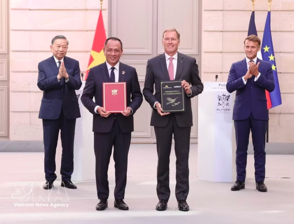 General Secretary of the Communist Party of Vietnam (CPV) Central Committee and President To Lam and French President Emmanuel Macron witness the exchange of cooperation documents between the two countries. (Photo: VNA)