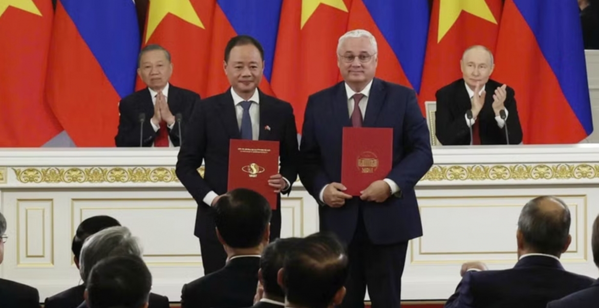 Party General Secretary and State President To Lam and Russian President Vladimir Putin witness the exchange of cooperation documents. (Photo: VNA)