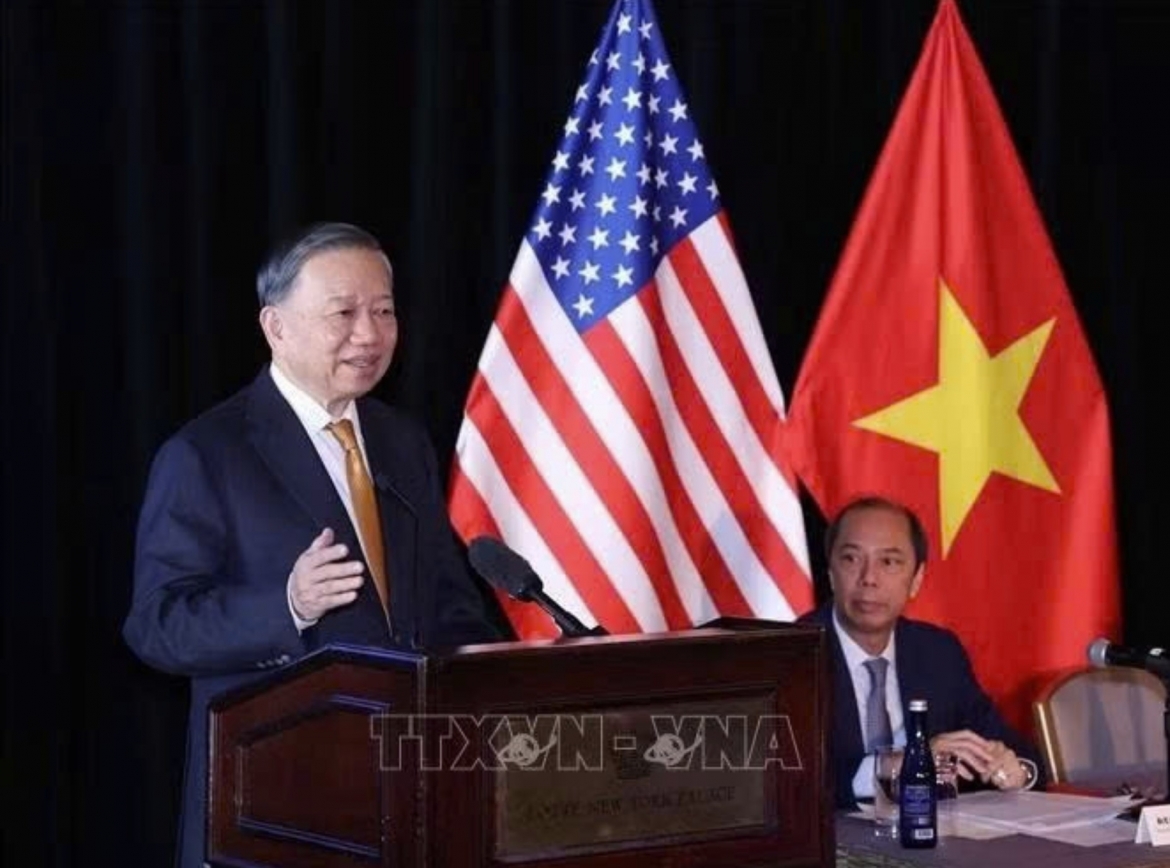 Party General Secretary and President To Lam speaks at the meeting
(Photo: VNA)