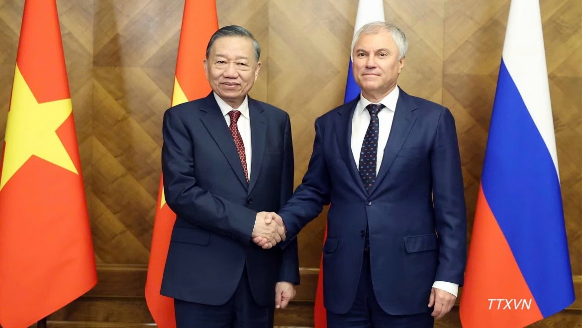 General Secretary of the Communist Party of Vietnam Central Committee and State President To Lam (L) and Chairman of the State Duma Vyacheslav Volodin shake hands ahead of their meeting in Moscow on September 8. (Photo: VNA)