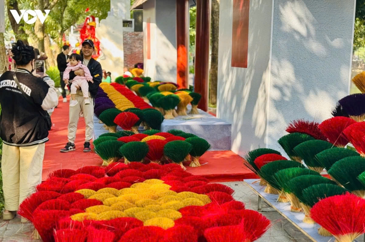 An incense-making craft space draws visitors at Hanoi Autumn Festival 2025