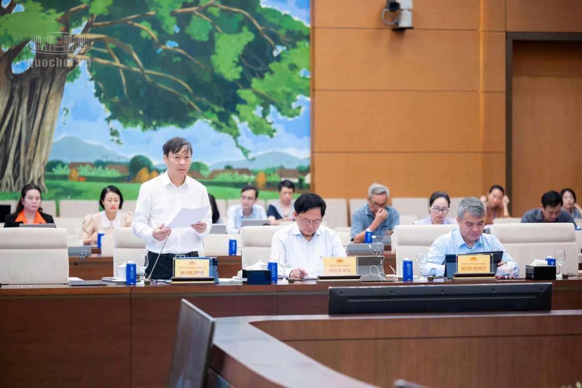 The National Asembly Standing Committee discusses amendments to the Intellectual Property Law in Hanoi on September 24