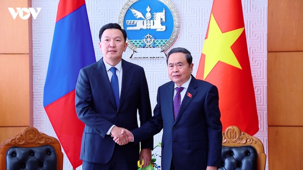 National Assembly President Tran Thanh Man (R) and Mongolian Prime Minister Nyam-Osor Uchral pose for a group photo.