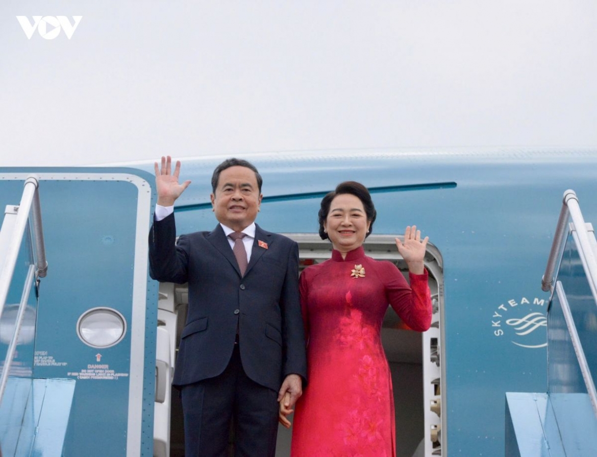 National Assembly President Tran Thanh Man and his spouse Nguyen Thi Thanh Nga wave their hands at Noi Bai International Airport before boarding the aircraft on an official visit to the Republic of Korea
