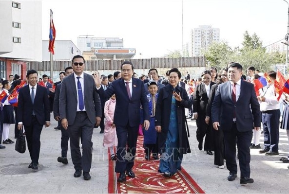 National Assembly President Tran Thanh Man and his spouse visit School No. 14 named after President Ho Chi Minh. ( Photo: VNA)