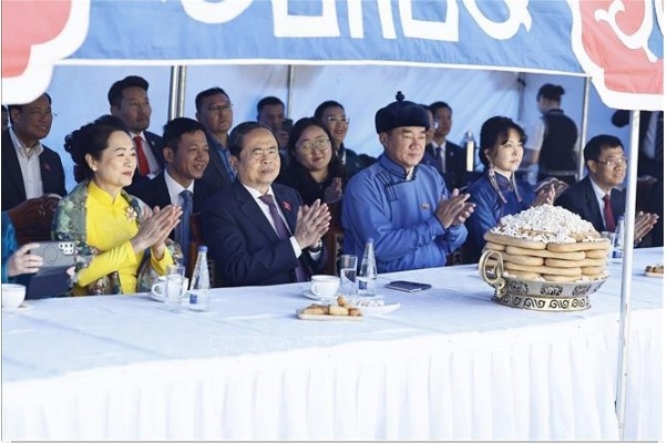 National Assembly President Tran Thanh Man, his spouse, and their Mongolian counterparts watch a wrestling match at the Chingisiin Khaanii Khuree Complex. (Photo: VNA)