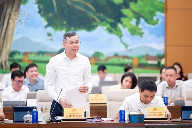 Minister of Finance Ngo Van Tuan presents the Government’s proposal on amendments to the Investment Law at the sixth session of the National Assembly Standing Committee in Hanoi on September 30. (Photo: quochoi.vn)