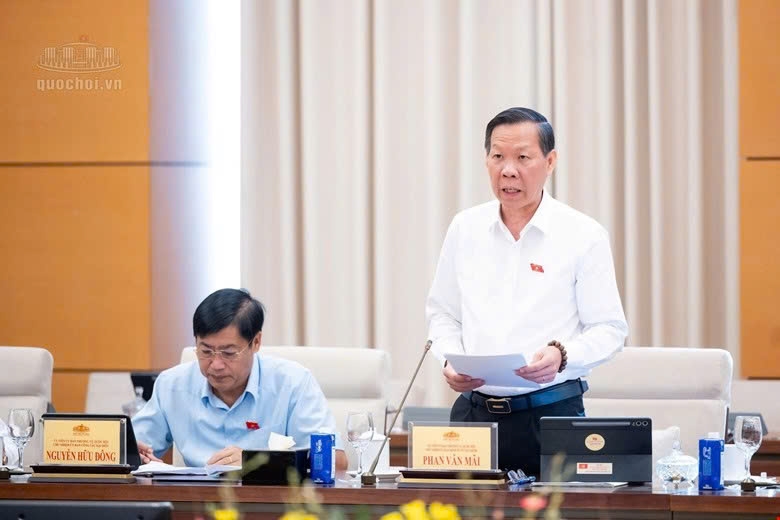 Phan Van Mai, chairman of the National Assembly Standing Committee's Economic and Financial Committee presents an appraisal report on the Government's proposal at the meeting. (Photo: quochoi.vn)