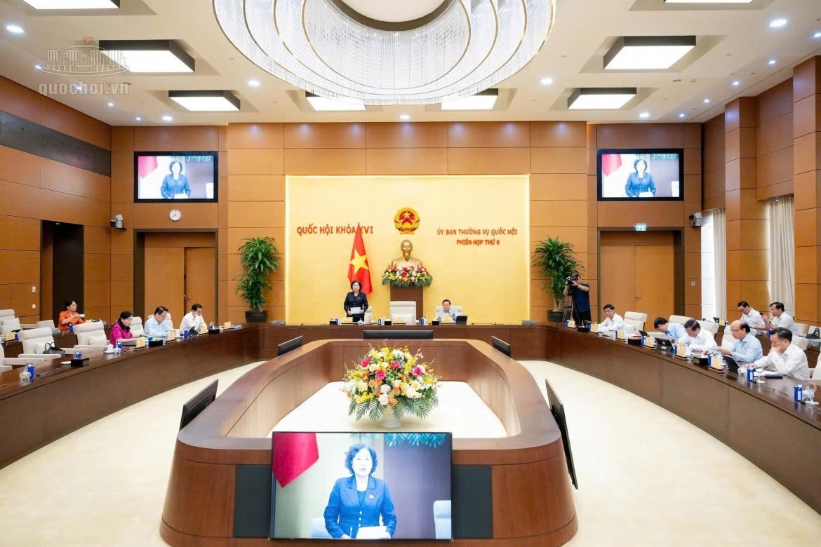 National Assembly Vice President Nguyen Thi Hong chairs lawmakers' discussion on the Government's proposal on amendments to the Investment Law