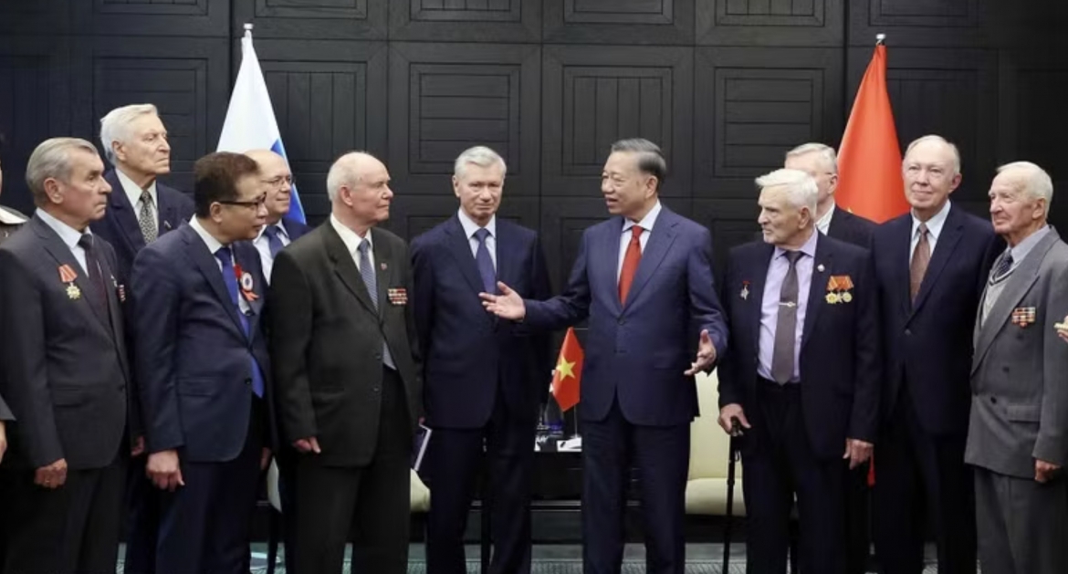 Party General Secretary and President To Lam meets with representatives of the Russian War Veterans Association and the Russia-Vietnam Friendship Association (Photo: VNA)