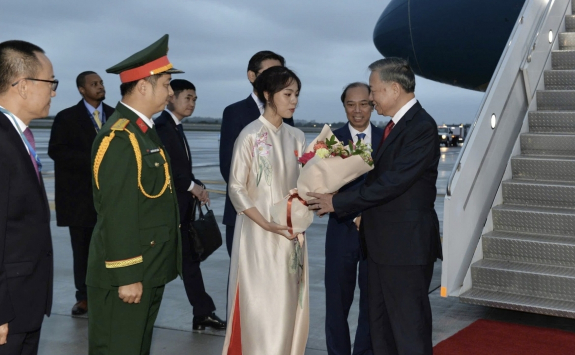 Officials and staff of the Vietnamese Embassy in the US welcome the General Secretary and State President at the airport.