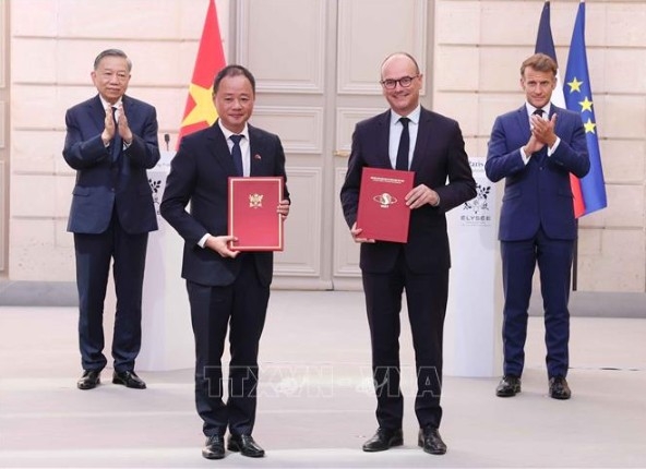 General Secretary of the Communist Party of Vietnam Central Committee and State President To Lam and French President Emmanuel Macron witness the exchange of bilateral cooperation documents and agreements. (Photo for illustration:VNA)