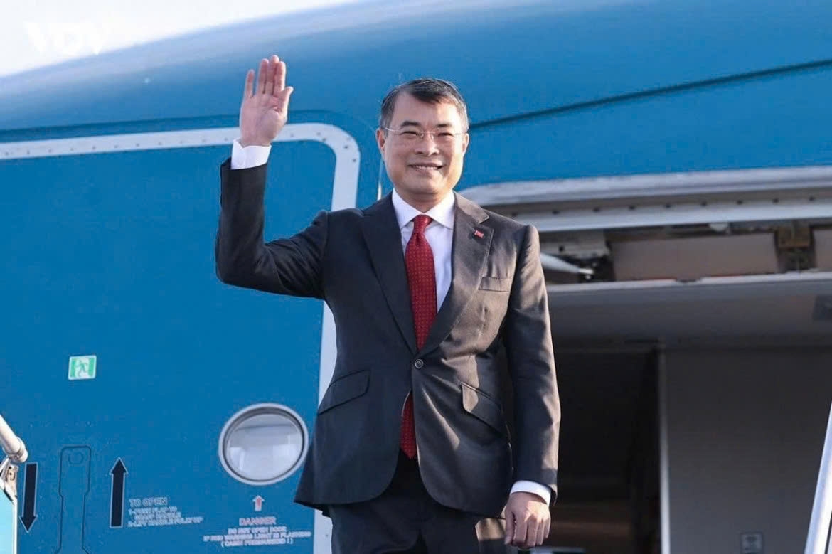 Prime Minister Le Minh Hung and the high-ranking Vietnamese delegation arrive at Indira Gandhi International Airport in New Delhi on September 12, beginning their two-day trip to India for the 18th summit of the BRICS group of emerging-market powers, and bilateral activities.