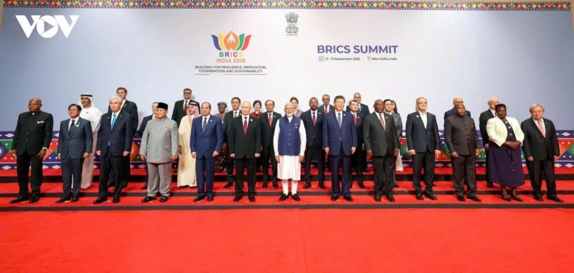 Prime Minister Le Minh Hung joins other leaders at the opening ceremony of the 18th BRICS Summit in New Delhi on September 13, under the theme "Building for Resilience, Innovation, Cooperation and Sustainability", chaired by Indian Prime Minister Narendra Modi. The Vietnamese leader proposes three major directions, namely enhancing the resilience and self-reliance of economies; creating new, inclusive, and sustainable growth drivers; and promoting cooperation in science, technology, and innovation.