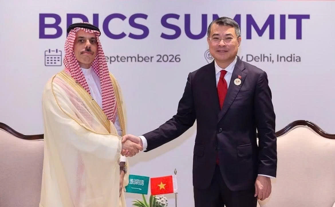 At the reception for Saudi Arabian Minister Foreign Affairs Prince Faisal bin Farhan Al Saud on September 13, the PM affirms that Saudi Arabia is one of Vietnam’s most important partners in the Middle East. He voices his wish to work with Saudi Arabia to further develop the bilateral relationship in a more effective and substantive manner, for the benefit of the two countries' people. (Photo: VNA)