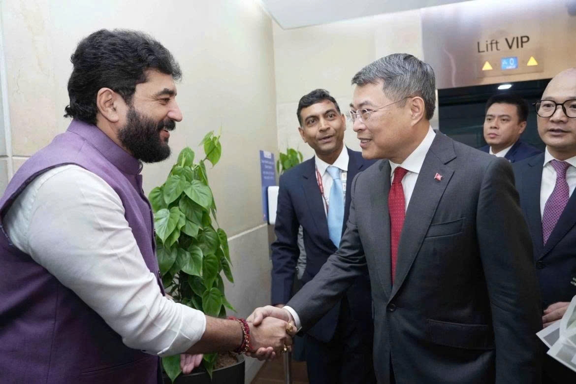 Welcoming the Vietnamese Prime Minister (R) and and his entourage at the airport are Indian Minister of State for Cooperation and Civil Aviation Shri Murlidhar Mohol (L); Vietnamese Ambassador to India Trinh Minh Manh; and officials and staff of the Vietnamese Embassy.