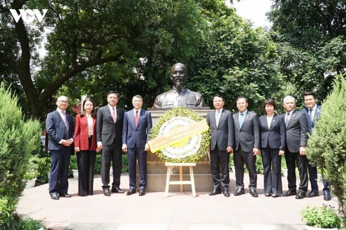 Prime Minister Le Minh Hung and other members of the Vietnamese delegation lay a wreath at the statue of President Ho Chi Minh at G20 Park in New Delhi.
