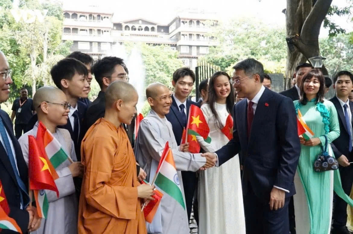 Also, on September 12, PM Le Minh Hung meets with members of the Vietnamese community and students in India, warmly inquiring about their lives, studies, and work. He encourages the community to remain united and connected to their homeland while actively contributing to fostering the friendship and positive relations between Vietnam and India.