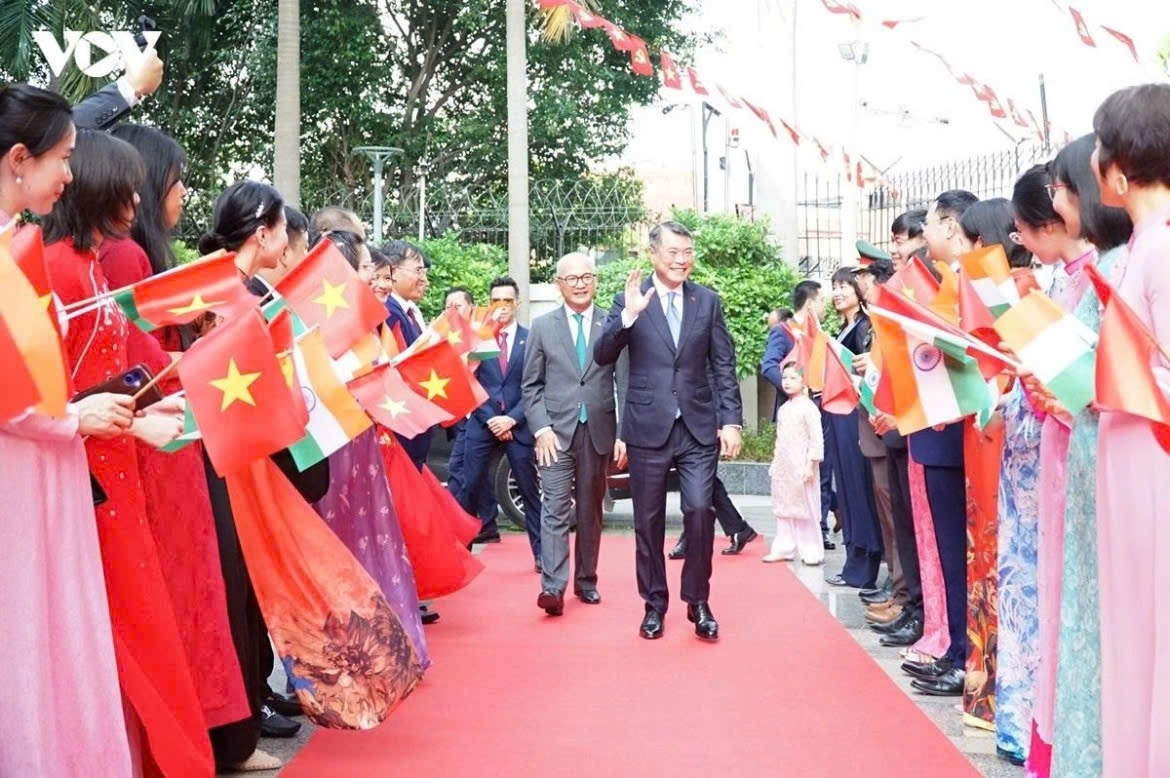At the meeting with staff of the Vietnamese Embassy and representative agencies in New Delhi on September 13, the Prime Minister urges them to closely follow the Party’s foreign policy and gain a deep understanding of the host country so that they can provide effective advice and help realise the Vietnam-India Enhanced Comprehensive Strategic Partnership.