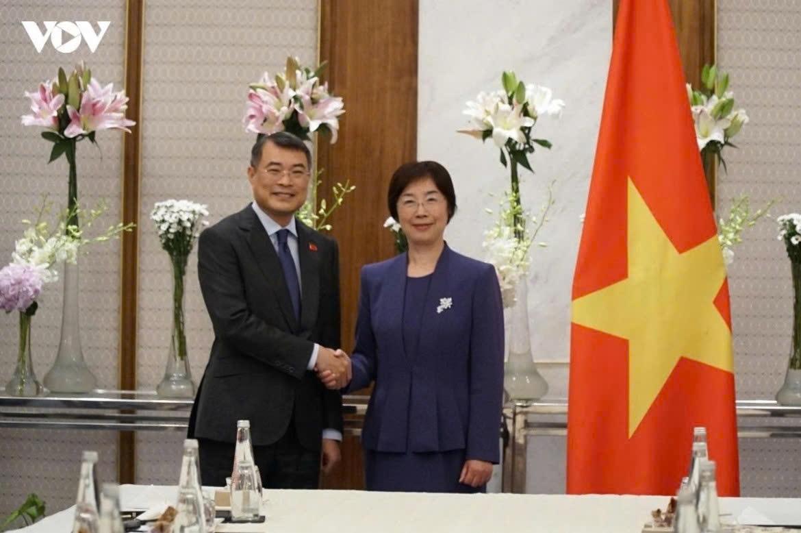 The Vietnamese leader receives President of the Asian Infrastructure Investment Bank (AIIB) Zou Jiayi on the sidelines of the 18th BRICS Summit. He calls on the AIIB to cooperate with Vietnamese financial institutions under models similar to those of the International Finance Corporation (IFC) and the Asian Development Bank (ADB) to jointly mobilise capital, issue bonds in the domestic financial market, and build a portfolio of feasible and effective projects in Vietnam. The AIIB President pledges continued support for Vietnam in infrastructure development.