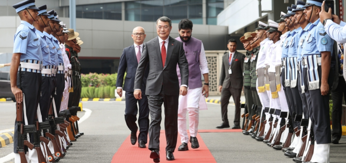 Prime Minister Le Minh Hung welcomed at the airport (Photo: VGP)