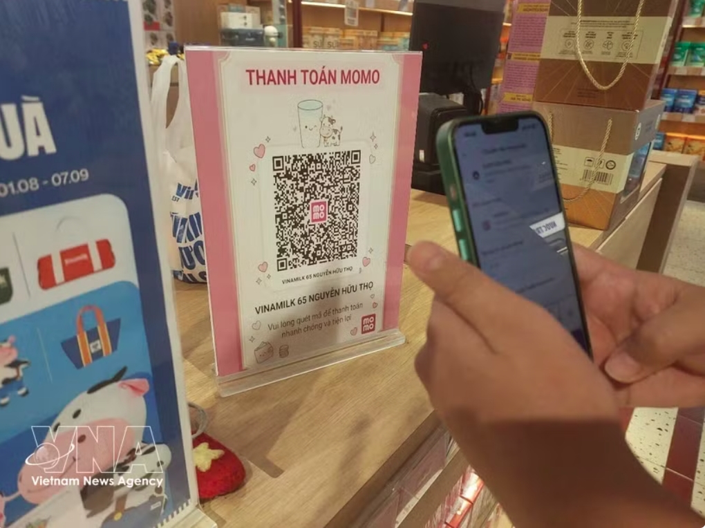 Using familiar payment apps from home to scan QR codes at points of sale is becoming increasingly popular among consumers. (Photo: VNA)