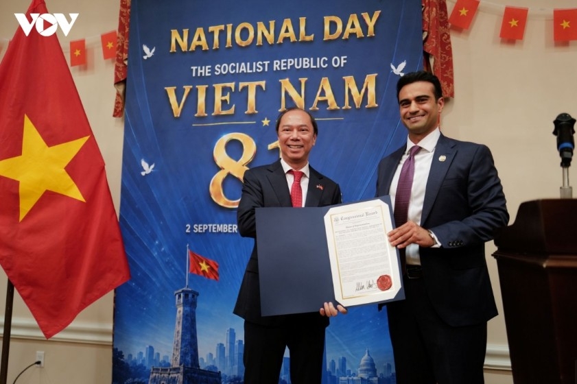 Representative Abraham Hamadeh presents Ambassador Nguyen Quoc Dung with a Congressional Record recognizing his contributions to strengthening Vietnam-US ties.