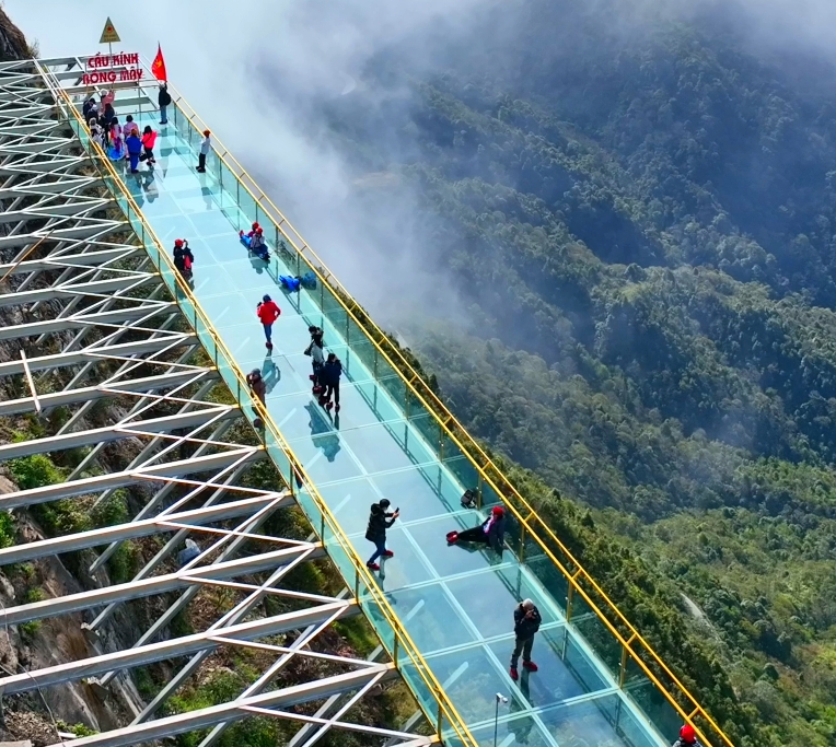 Rong May Glass Bridge plans to suspend visitor access from October 1. (Photo: dulichtaybac.vn)