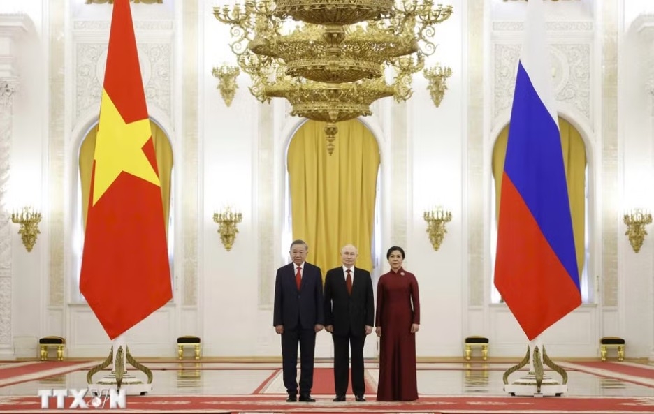 Russian President Vladimir Putin welcomes Party General Secretary and State President To Lam and his spouse. (Photo: VNA)