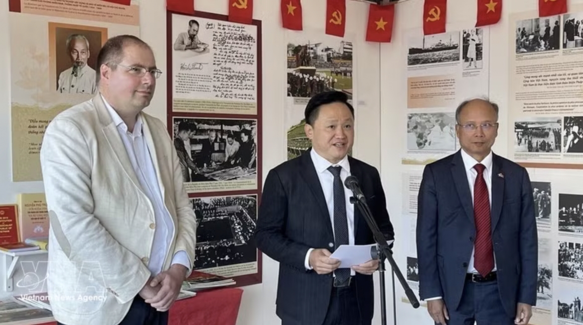 Vincent Boulet (first, left), French Communist Party (PCF)’s foreign affairs head, attends the opening of Nhan Dan (People) newspaper's display at an event in September 2024. (Photo: VNA)