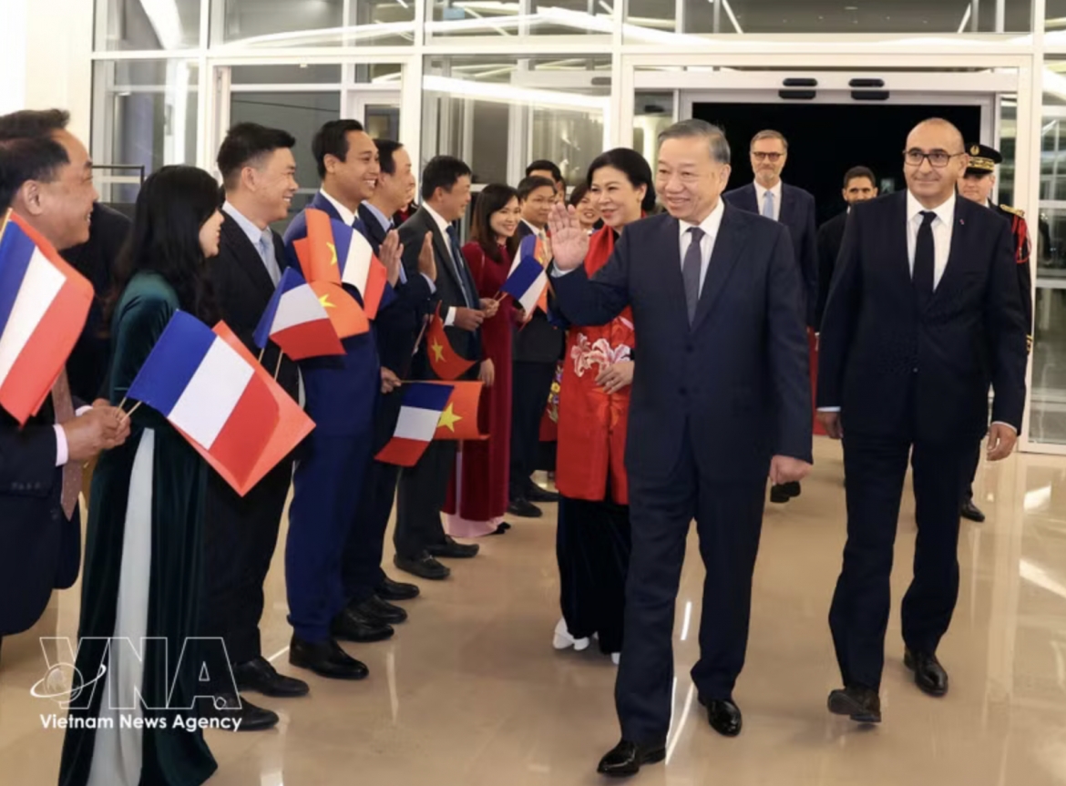 General Secretary of the Communist Party of Vietnam Central Committee and President To Lam and his spouse are welcomed at Orly Airport by the Vietnamese Embassy staff and members of the Vietnamese community in France early in the morning of September 10. (Photo: VNA)