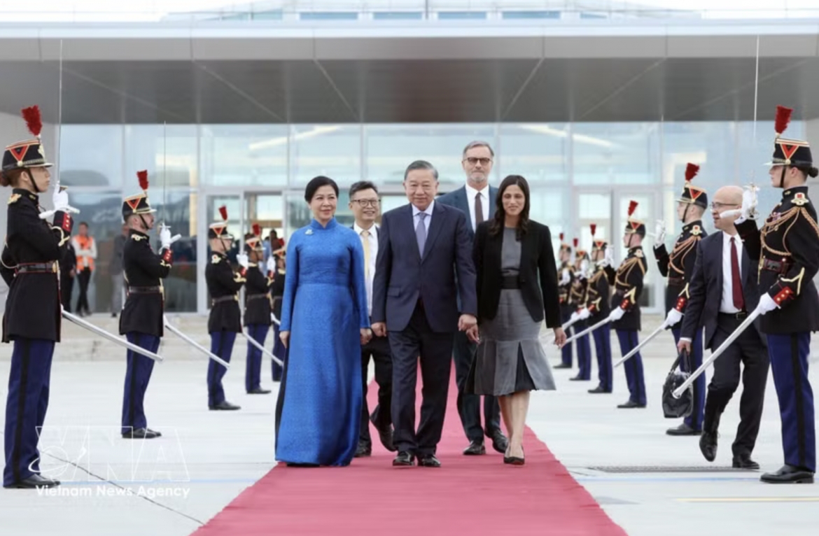 General Secretary of the Communist Party of Vietnam Central Committee and President To Lam, his wife, and the high-ranking Vietnamese delegation are seen off by French officials at Orly Airport in Paris. Photo: VNA