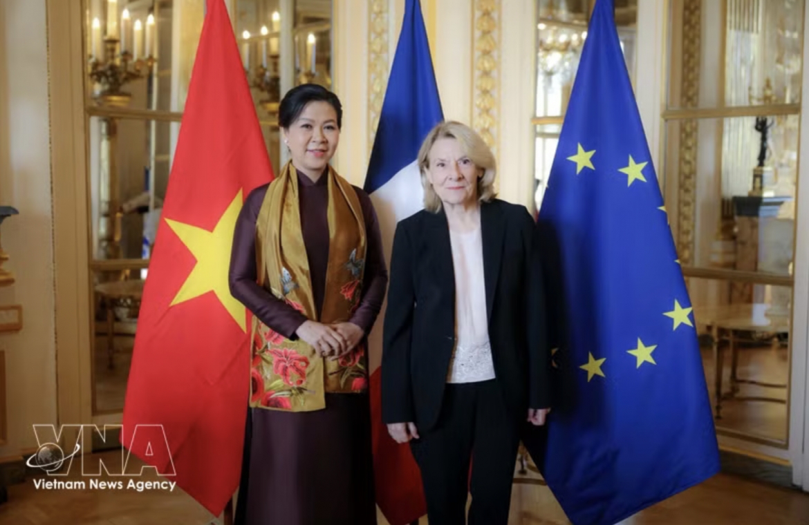 Madame Ngo Phuong Ly (L), spouse of General Secretary of the Communist Party of Vietnam Central Committee and President To Lam, meets with French Minister of Culture Catherine Pégard. (Photo: VNA)