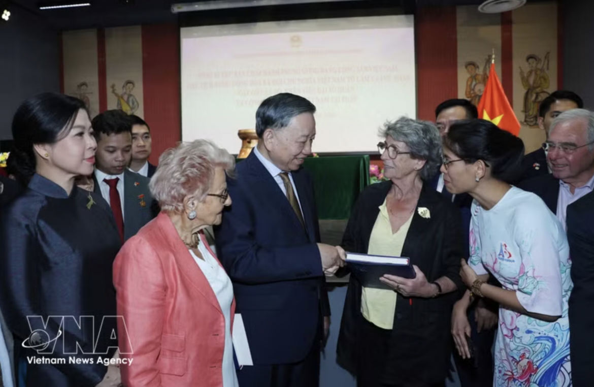 General Secretary of the Communist Party of Vietnam Central Committee and President To Lam meets with representatives of the Vietnamese community in France. (Photo: VNA)