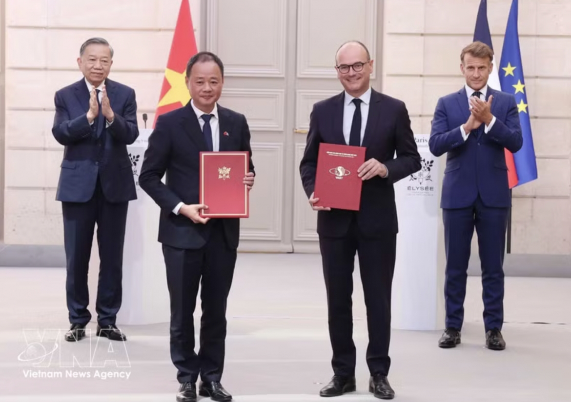 General Secretary of the Communist Party of Vietnam Central Committee and President To Lam (first, left) and French President Emmanuel Macron (first, right) witness the exchange of bilateral cooperation documents and agreements on September 10, 2026 during the former's official visit to France. (Illustrative photo: VNA)