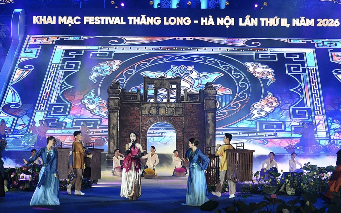 Vibrant performances mark opening of Thang Long-Hanoi Festival