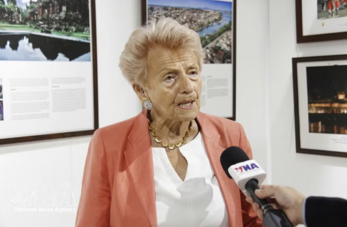 Hélène Luc, French Honorary Senator and Honorary President of the France-Vietnam Friendship Association talks to Vietnam News Agency correspondents in Paris (Photo: VNA)
