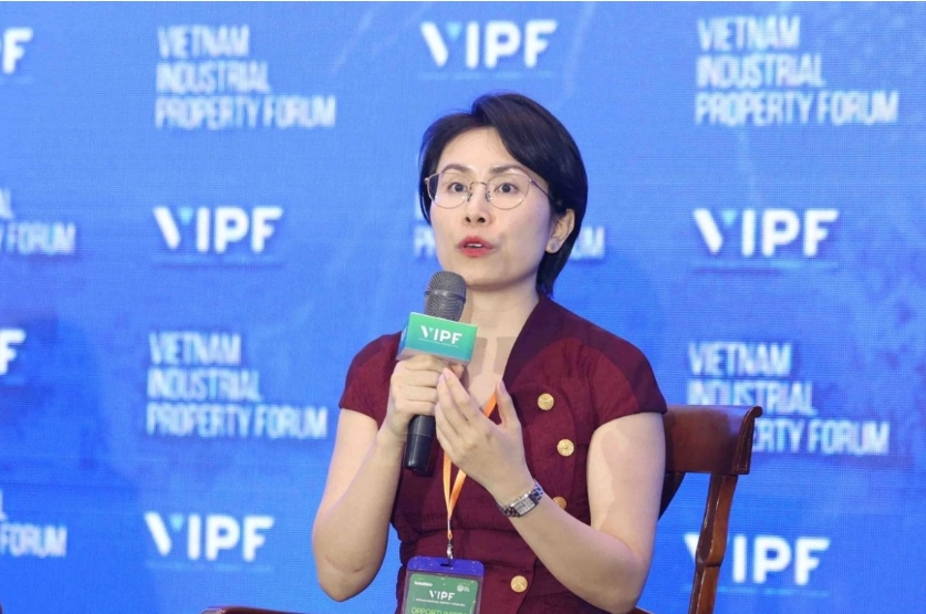 Trang Le, Country Head &amp; Head of Research and Consulting at JLL Vietnam, speaks at the event
