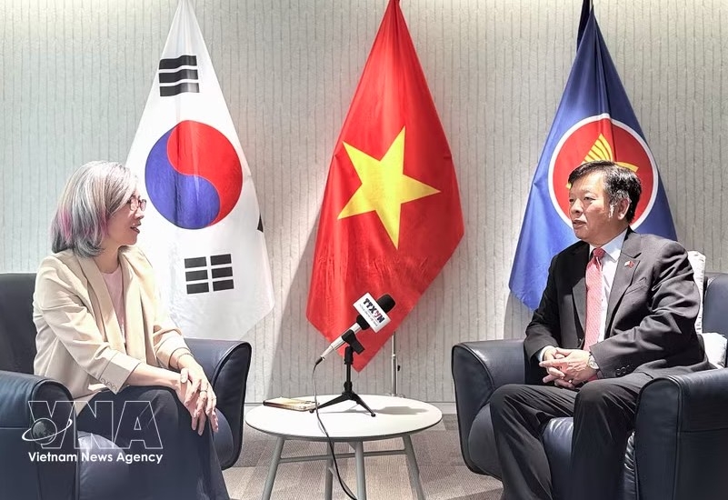 Vietnamese Ambassador to the Republic of Korea Vu Ho (R) speaks to a VNA correspondent in the Republic of Korea. (Photo: VNA)