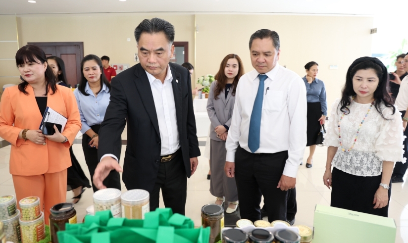 Delegates visit exhibition booths at the conference