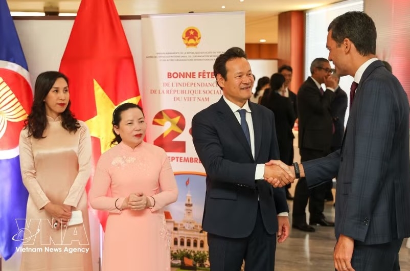 Ambassador Mai Phan Dung welcomes guests at the event marking Vietnam’s 81st National Day (September 2). (Photo: VNA)