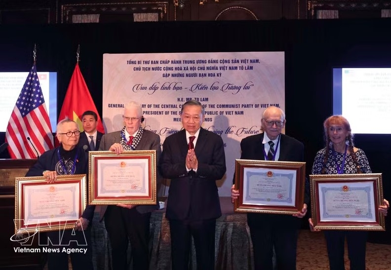 General Secretary of the Communist Party of Vietnam (CPV) Central Committee and President To Lam presents Friendship Orders to American friends and posthumously confers them on others, in New York on September 21 (local time). (Photo: VNA)
