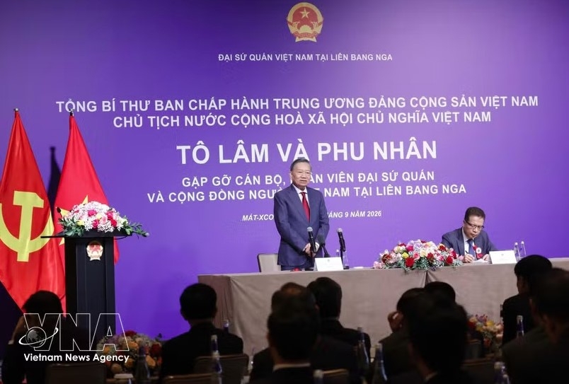 General Secretary of the Communist Party of Vietnam Central Committee and President To Lam and his spouse meet with officials and staff of the Vietnamese Embassy and representatives of the Vietnamese community in Russia in Moscow on September 7, (Photo: VNA)