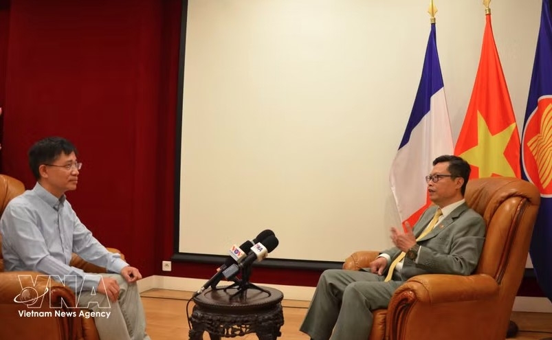 Vietnamese Ambassador to France Trinh Duc Hai (R) grants an interview to the Vietnam News Agency (Photo: VNA)